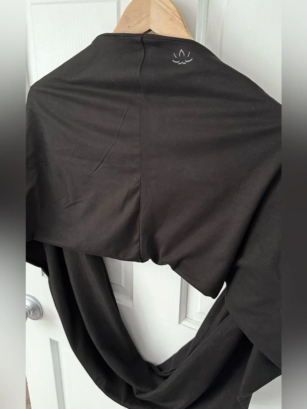 NEW! Beyond Yoga Hidden Pocket Infinity Scarf in Black Winter Walking Workout
